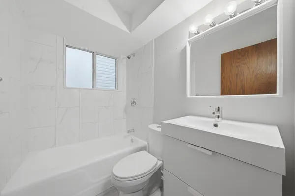 $1,595 | 7709 West Marwood Avenue, Unit 1N, Elmwood Park, IL 60707