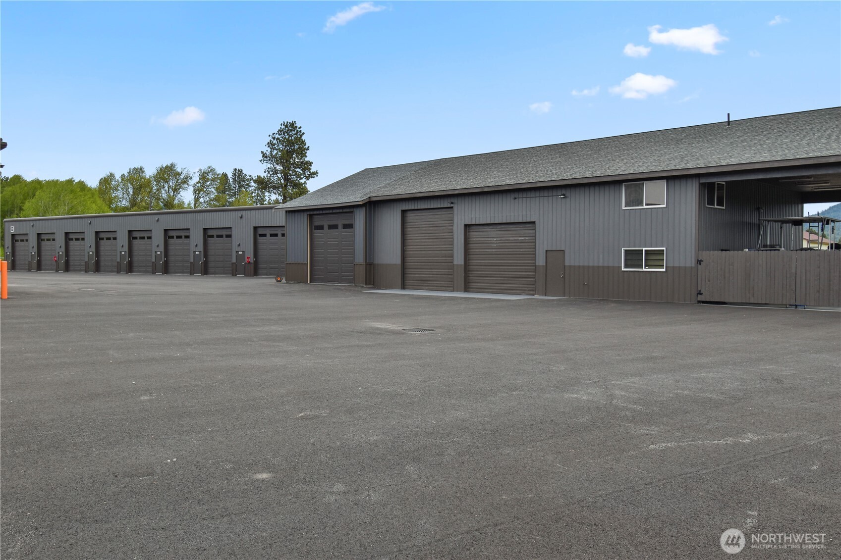 4081 Highway 970, Unit D7 Cle Elum, WA 98922 - Photo 13 of 27 a front view of house with yard and trees in the background