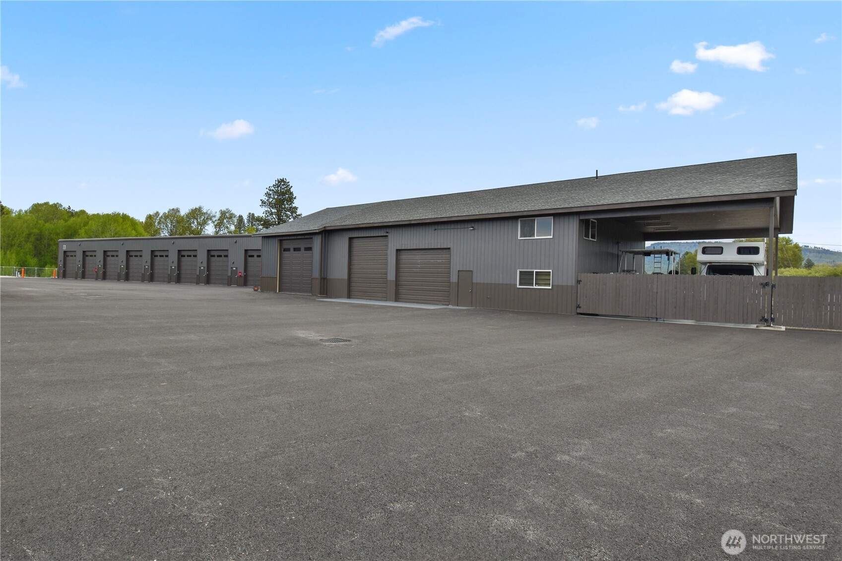 4081 Highway 970, Unit D7 Cle Elum, WA 98922 - Photo 14 of 27 a view of a car garage
