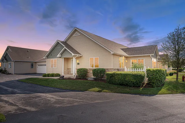 $374,700 | 2182 Waterbury Lane East, Unit 2182, Sycamore, IL 60178