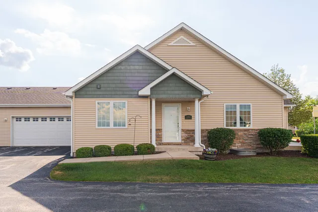 $374,700 | 2182 Waterbury Lane East, Unit 2182, Sycamore, IL 60178