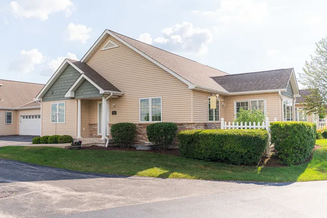 $374,700 | 2182 Waterbury Lane East, Unit 2182, Sycamore, IL 60178