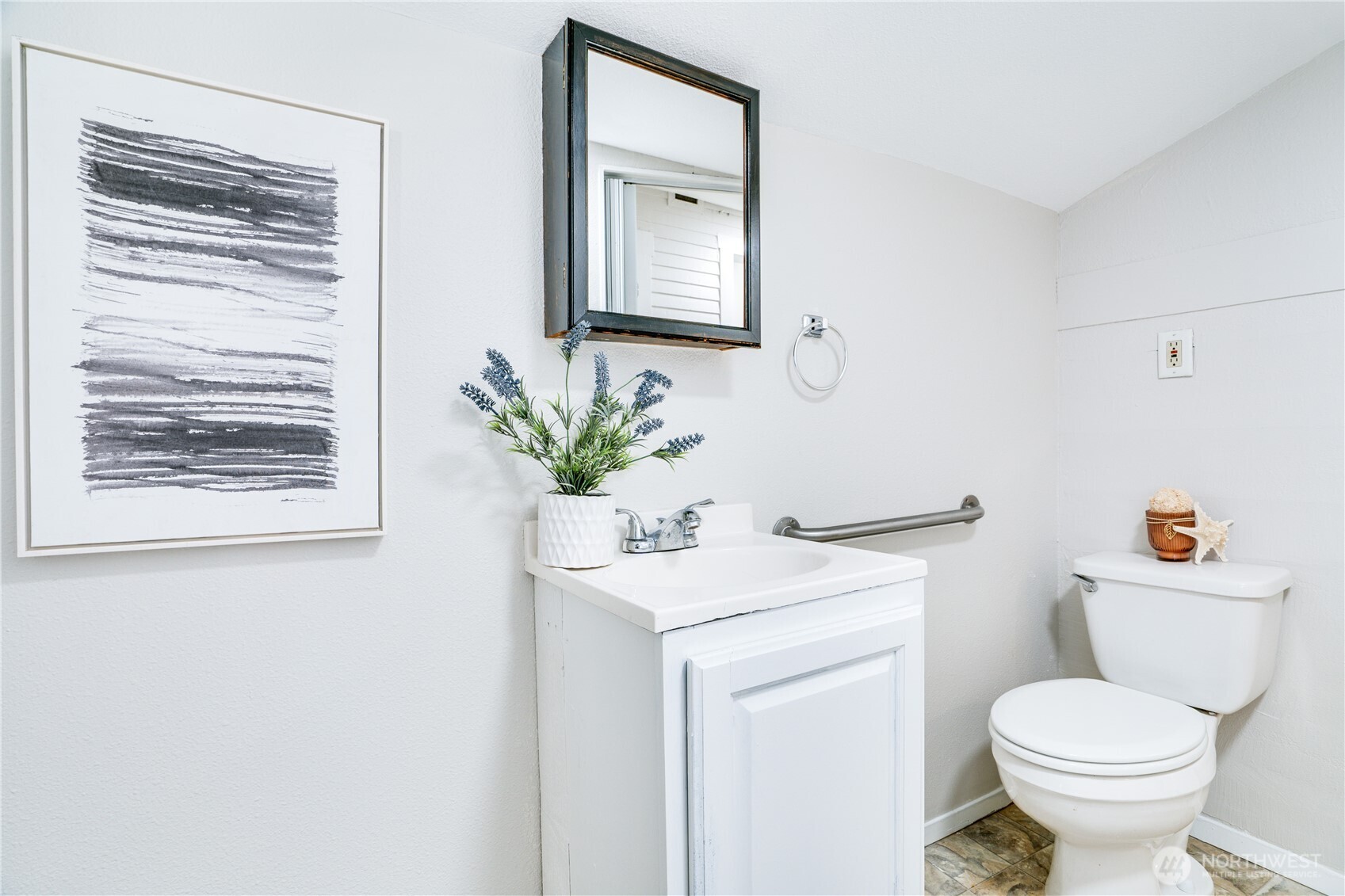911 Hunt Avenue Sumner, WA 98390 - Photo 14 of 29 a bathroom with a toilet sink and mirror