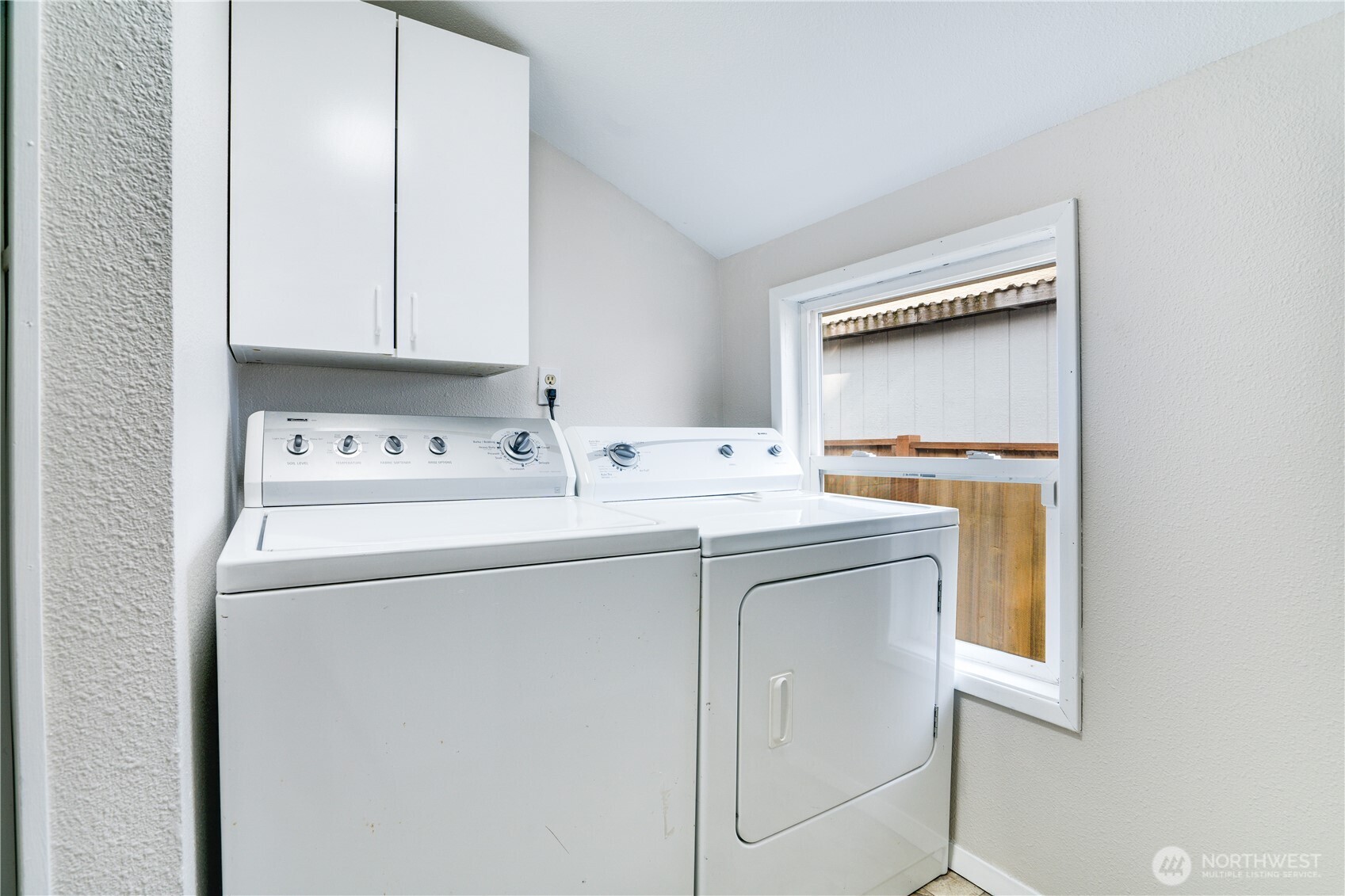 911 Hunt Avenue Sumner, WA 98390 - Photo 15 of 29 a utility room with dryer and washer