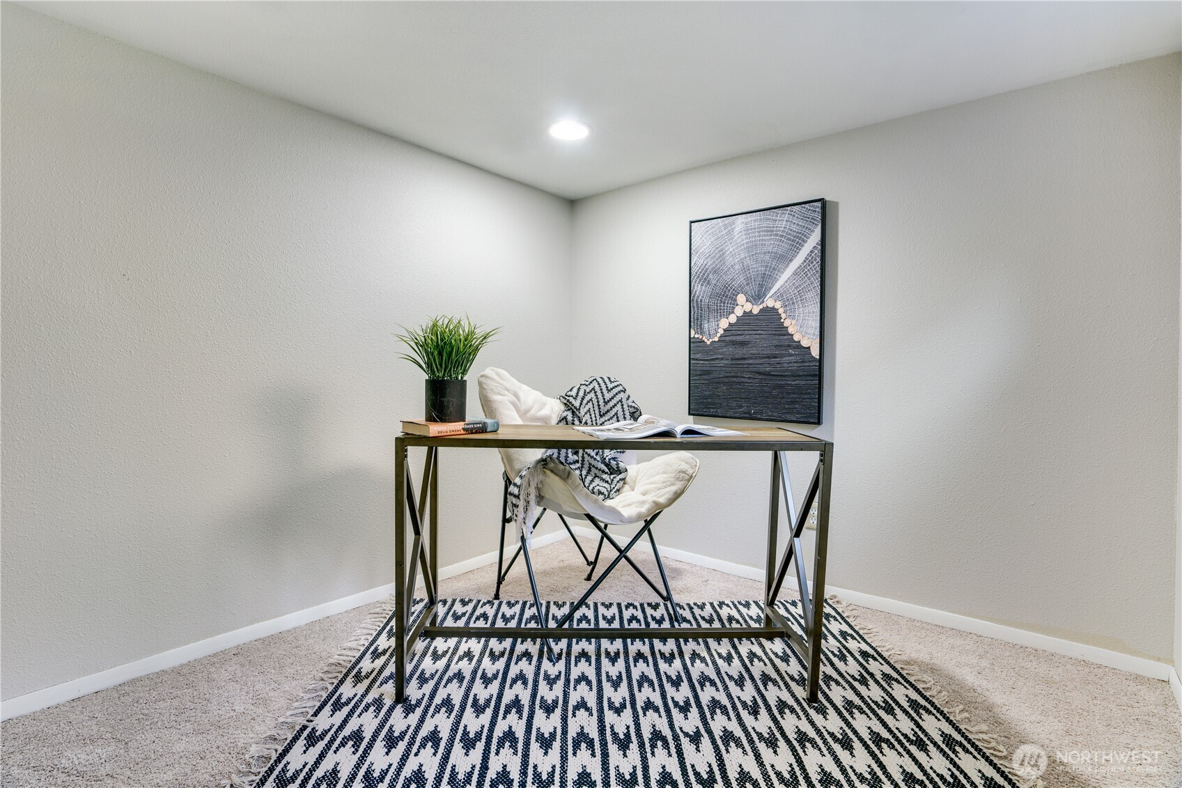 911 Hunt Avenue Sumner, WA 98390 - Photo 17 of 29 a view of a livingroom with furniture