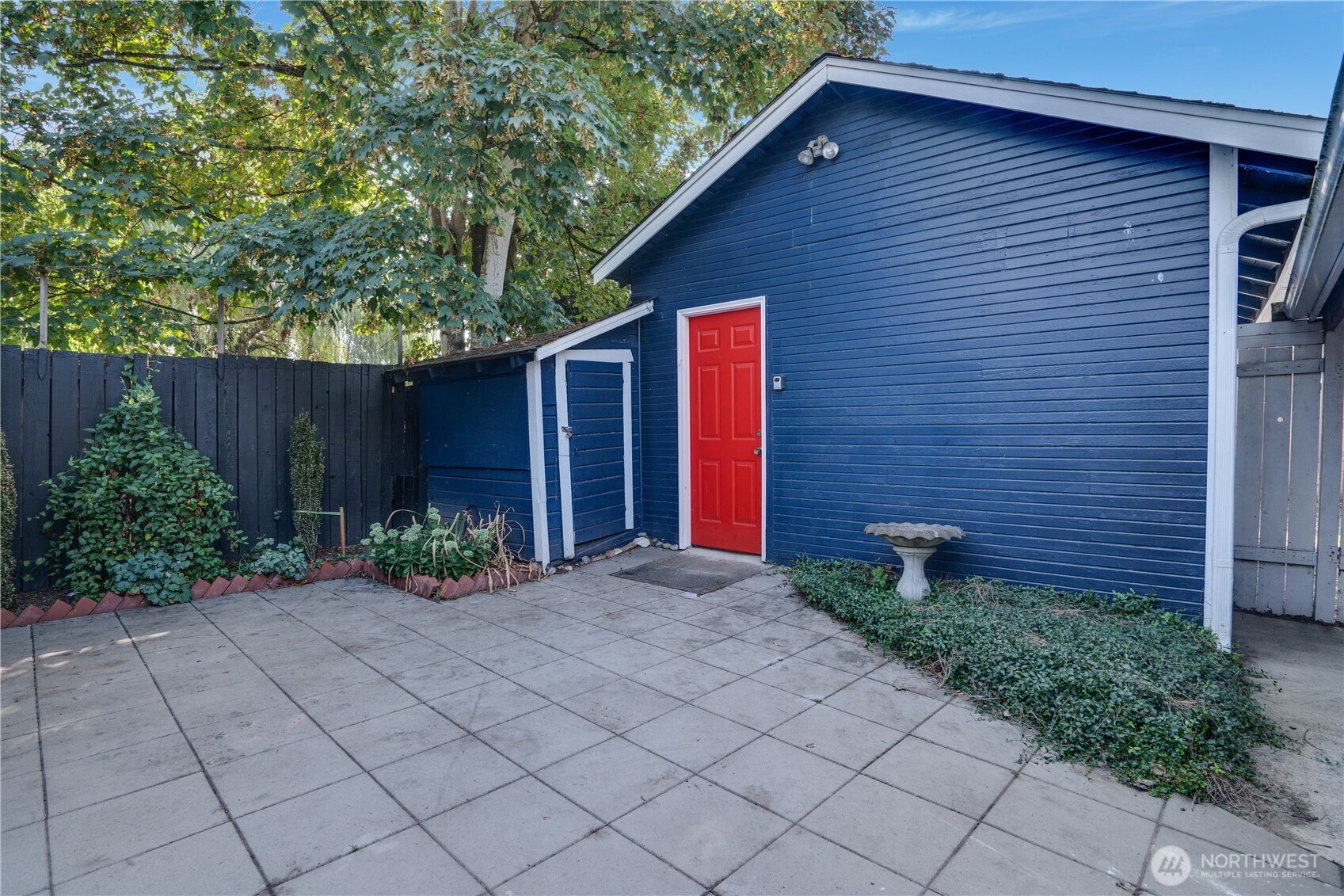 911 Hunt Avenue Sumner, WA 98390 - Photo 25 of 29 a front view of house with yard and trees around