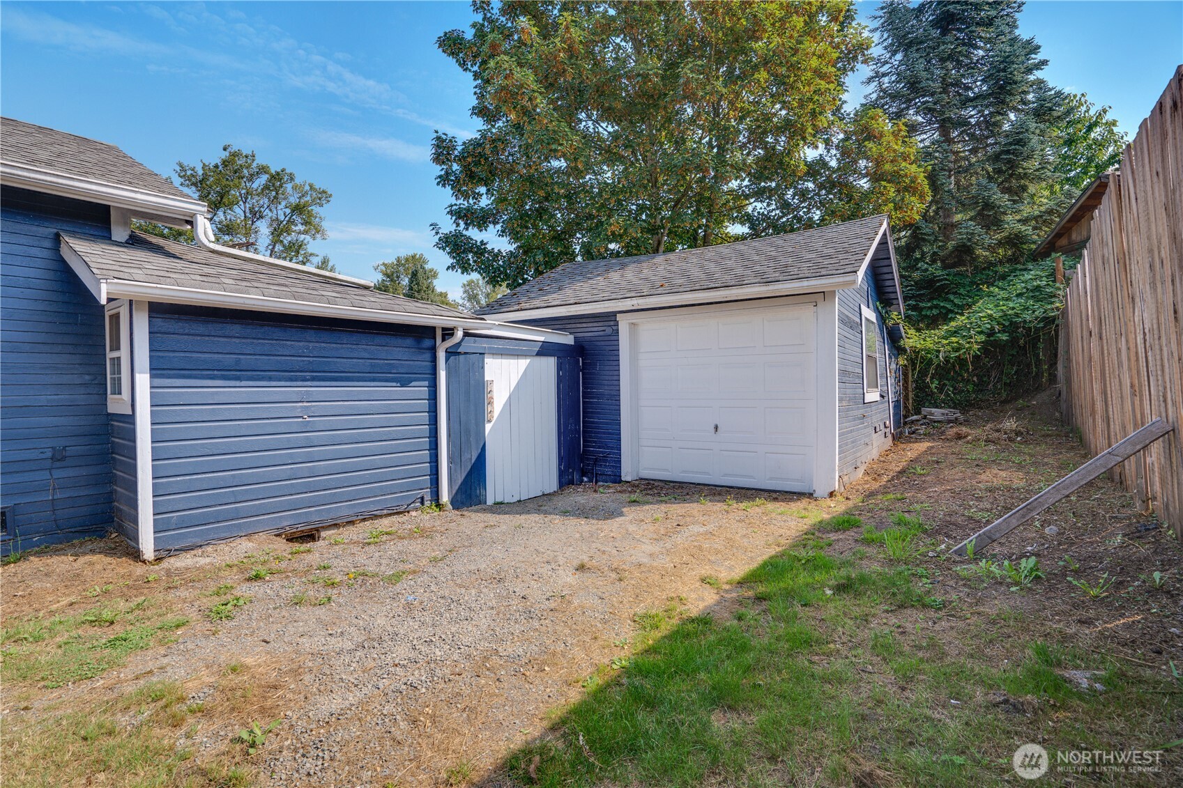 911 Hunt Avenue Sumner, WA 98390 - Photo 27 of 29 a view of garage and yard