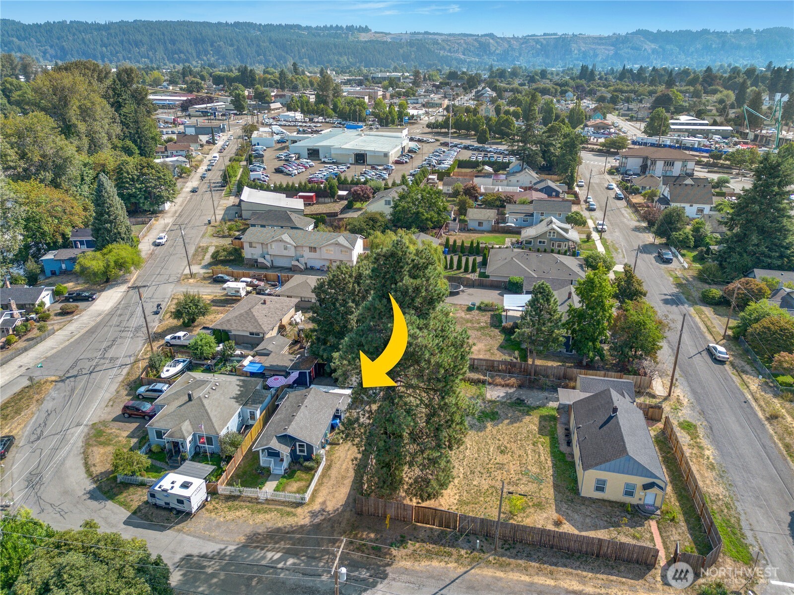 911 Hunt Avenue Sumner, WA 98390 - Photo 28 of 29 an aerial view of residential houses with outdoor space