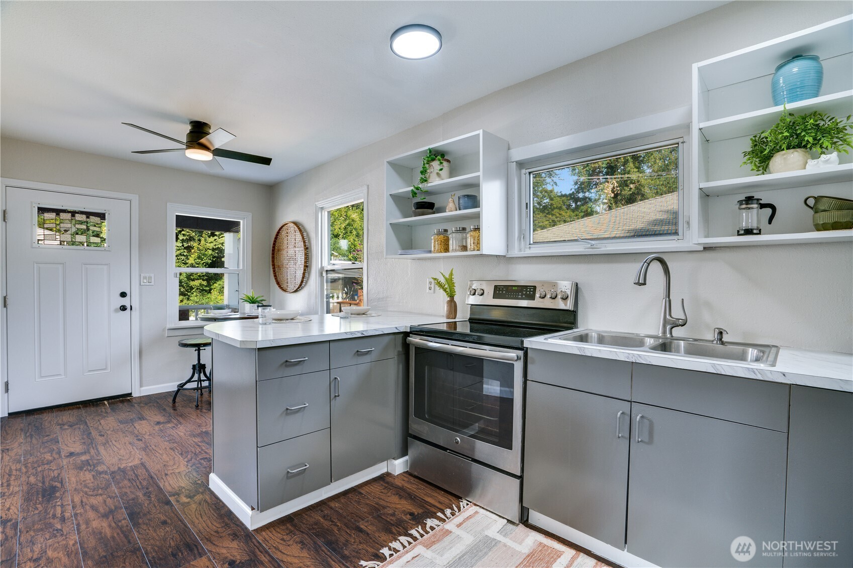 911 Hunt Avenue Sumner, WA 98390 - Photo 7 of 29 a kitchen with a sink cabinets and window