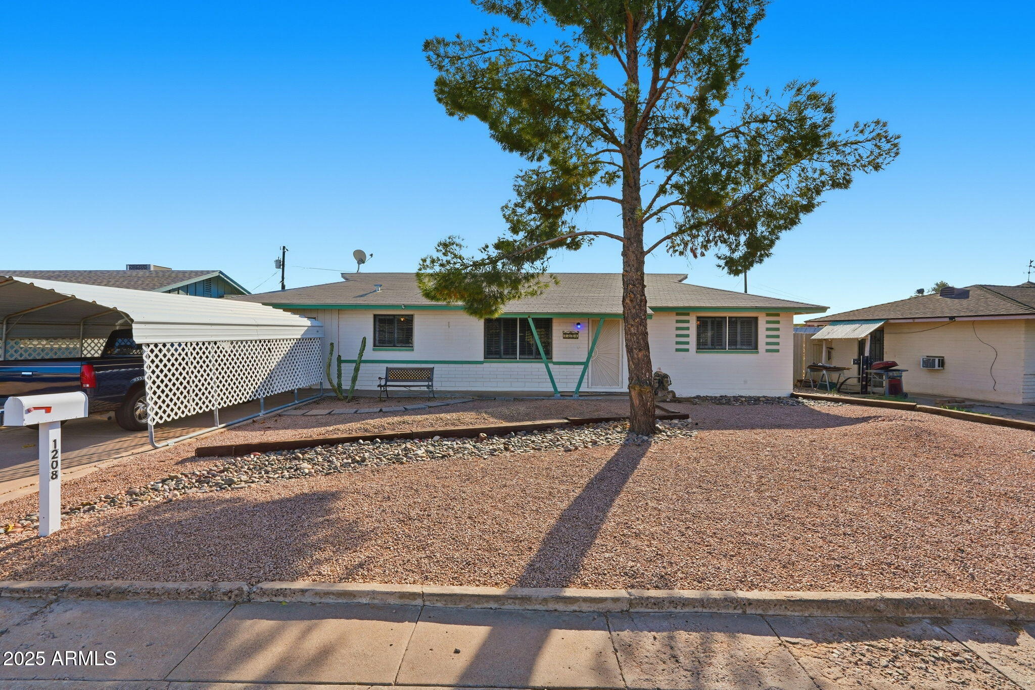 a view of a house with backyard