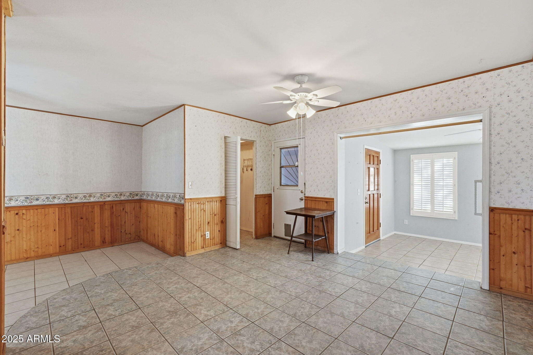 1208 North Palm Ln Circle Coolidge, AZ 85128 - Photo 17 of 33 a view of a livingroom with furniture and an entryway