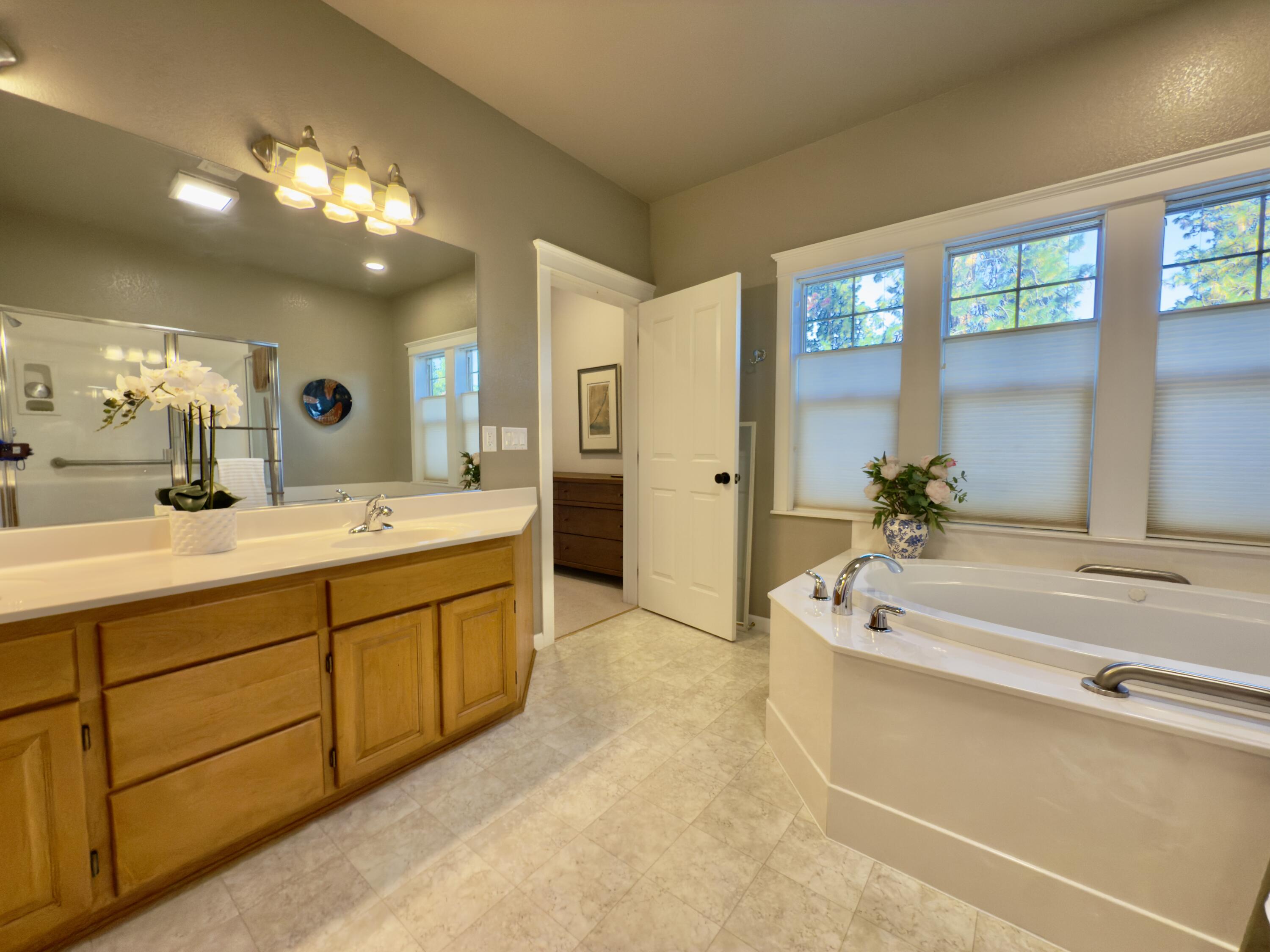455 Holly Street Ashland, OR 97520 - Photo 21 of 33 Primary Bath