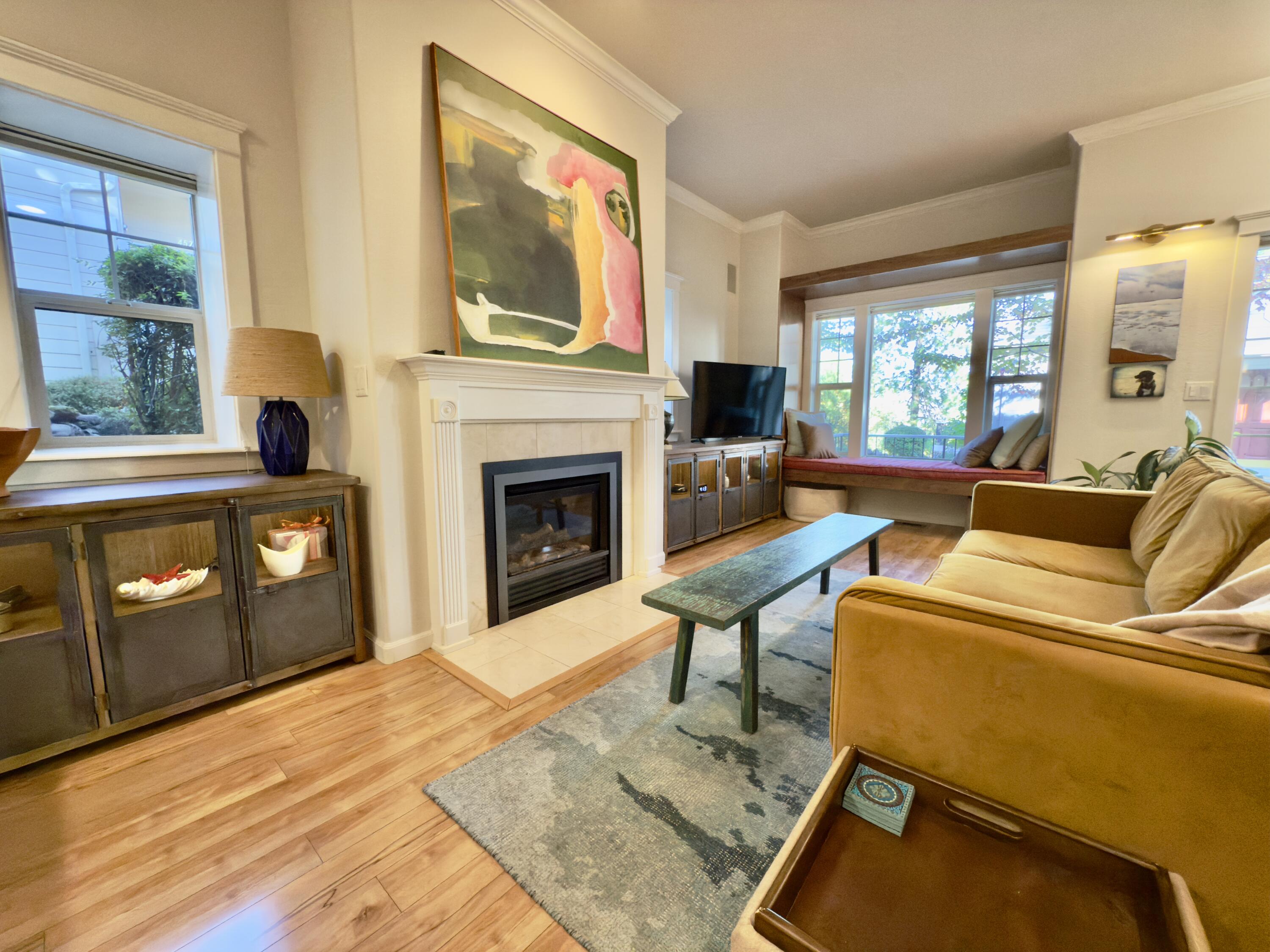455 Holly Street Ashland, OR 97520 - Photo 8 of 33 Living room