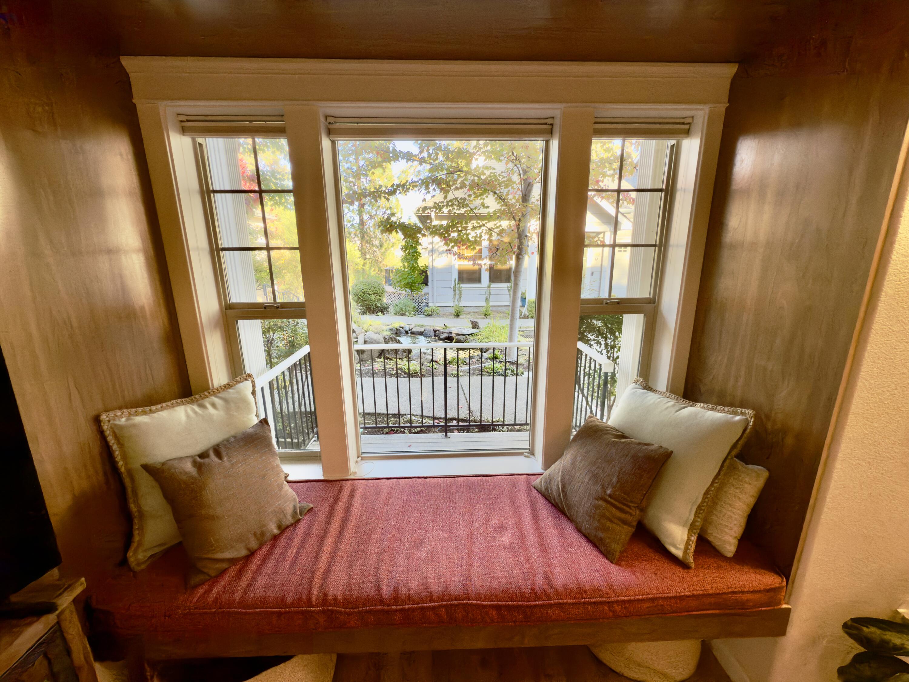 455 Holly Street Ashland, OR 97520 - Photo 9 of 33 Sitting Window