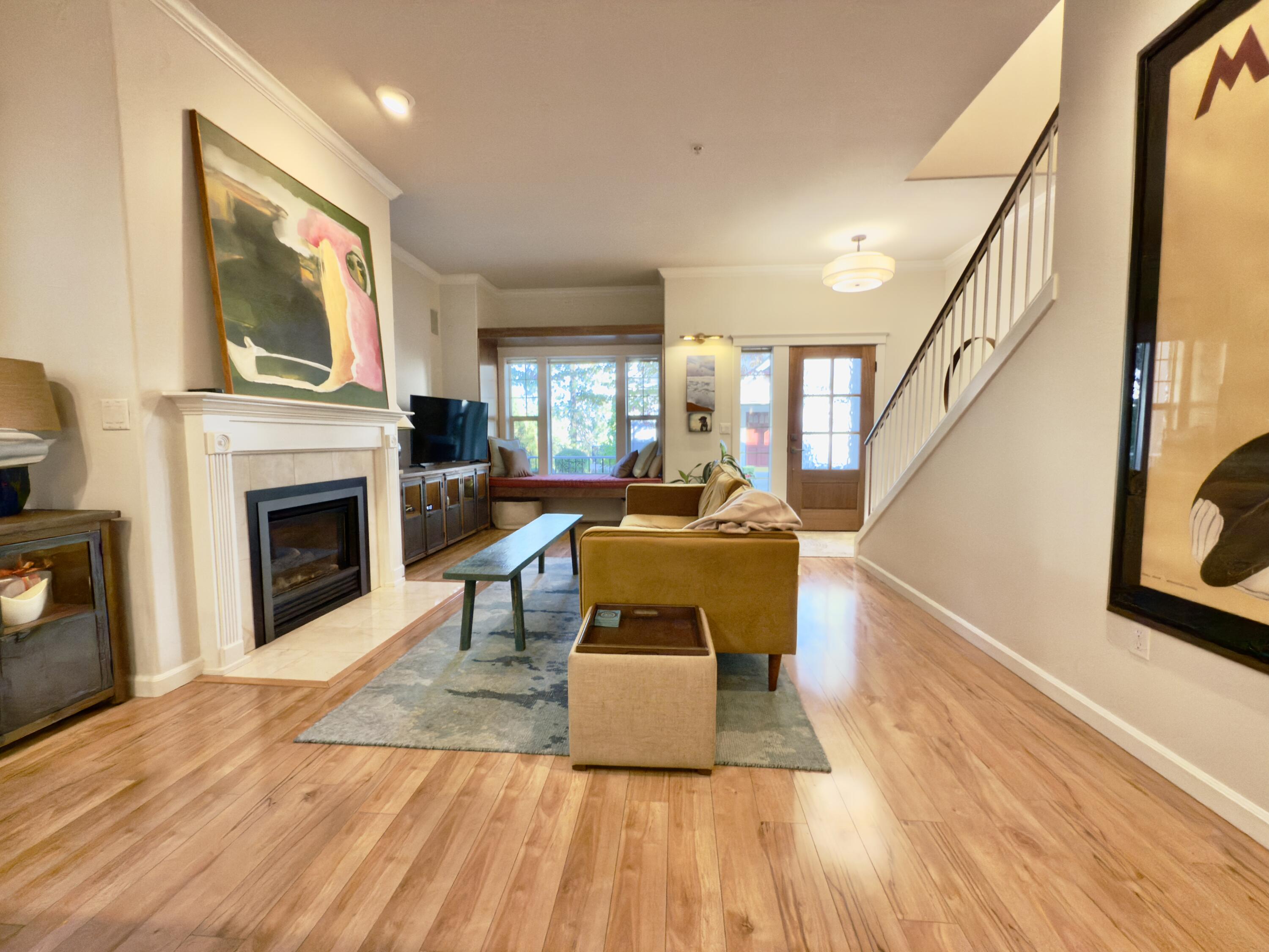 455 Holly Street Ashland, OR 97520 - Photo 10 of 33 Living room