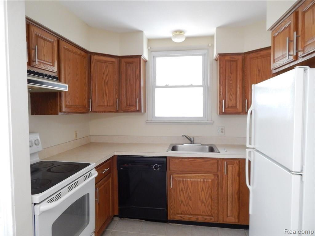 2181 Hampton Road Grosse Pointe Woods, MI 48236 - Photo 14 of 33