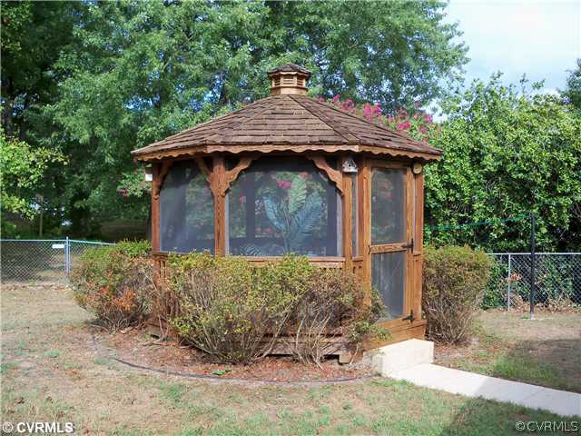 304 Chiappa Road Sandston, VA 23150 - Photo 9 of 12 Yard/Garden
