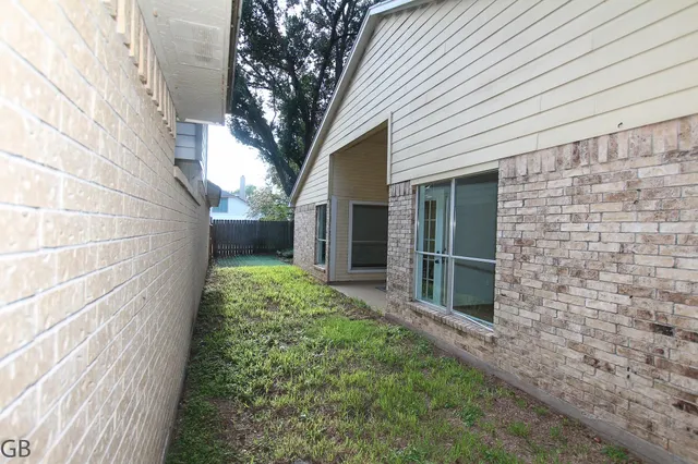 a view of a back yard