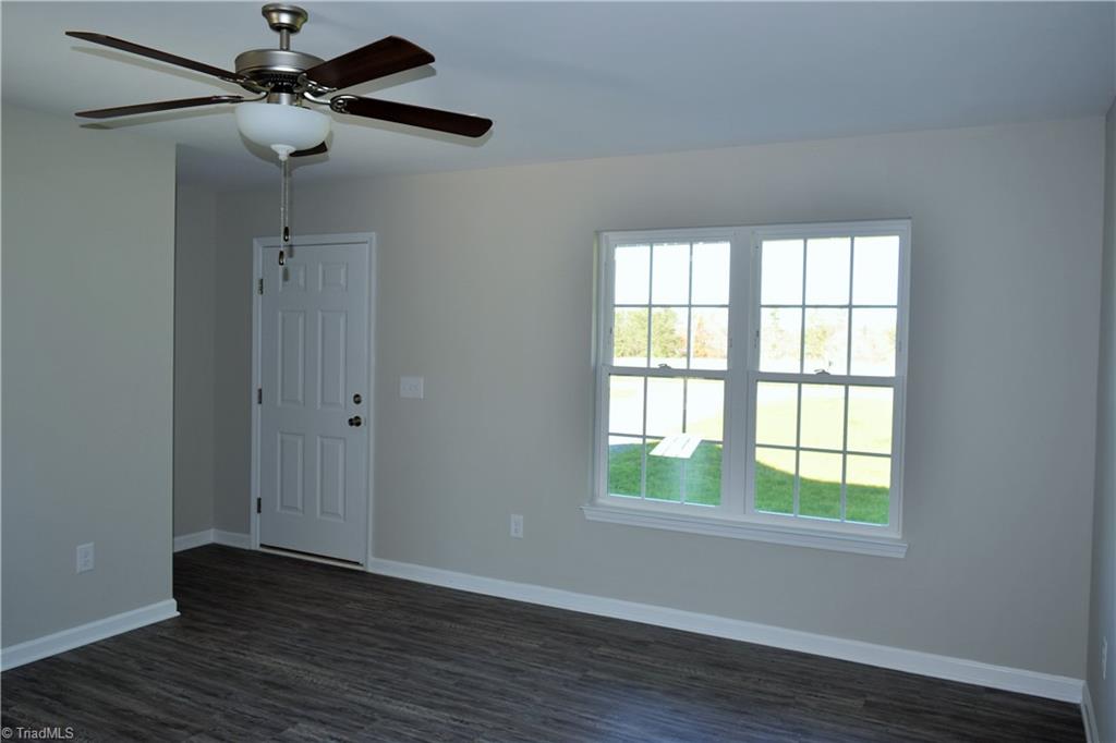 150 Tilly Road Madison, NC 27025 - Photo 3 of 38 Front entry into the living room