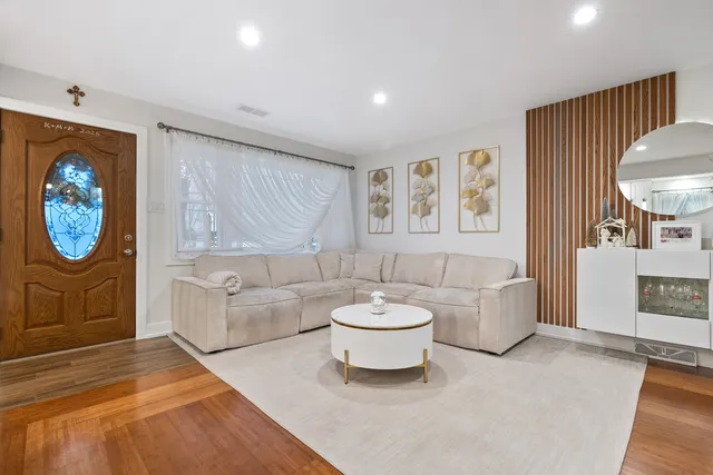 $299,900 | 8239 Sayre Avenue, Burbank, IL 60459