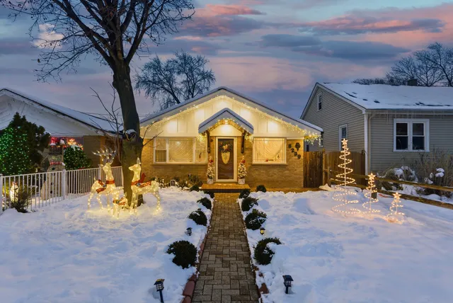 $299,900 | 8239 Sayre Avenue, Burbank, IL 60459