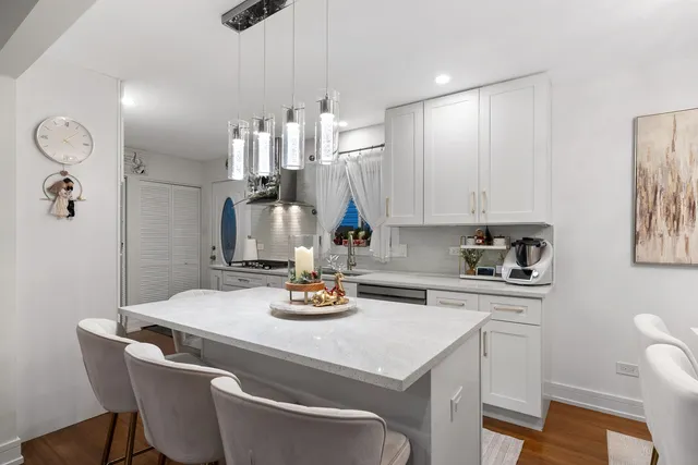 $299,900 | 8239 Sayre Avenue, Burbank, IL 60459