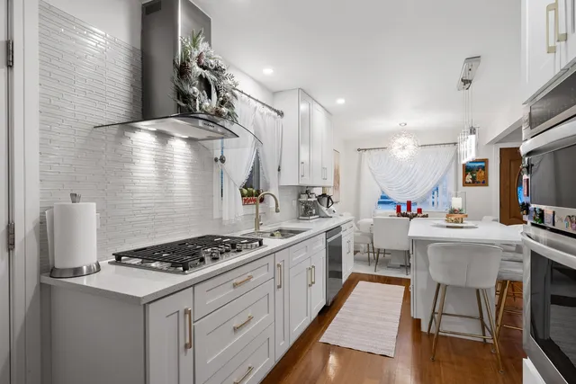 $299,900 | 8239 Sayre Avenue, Burbank, IL 60459