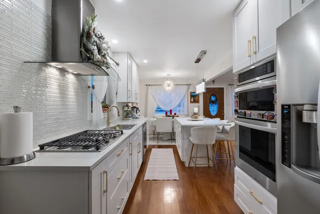 $299,900 | 8239 Sayre Avenue, Burbank, IL 60459