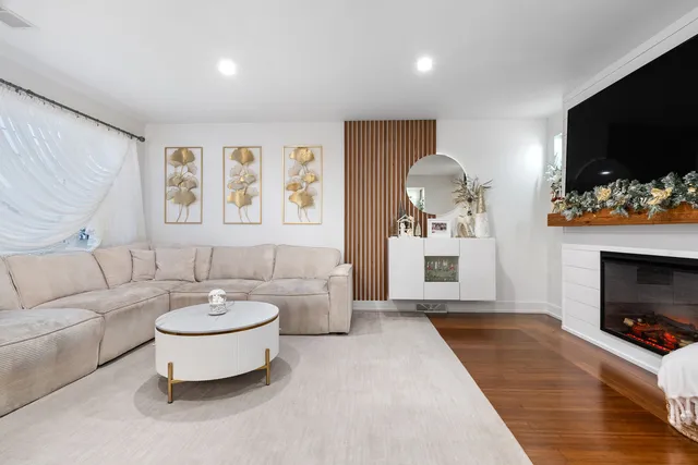 $299,900 | 8239 Sayre Avenue, Burbank, IL 60459