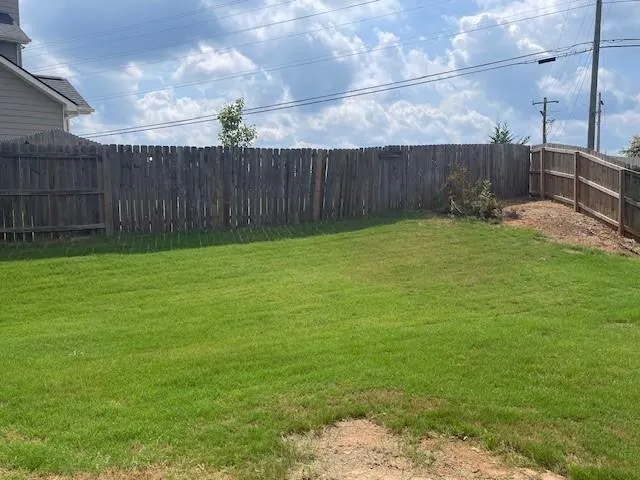 a view of a backyard