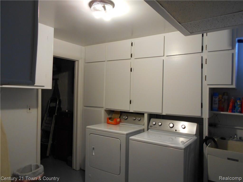 3210 Lexington Road Waterford, MI 48328 - Photo 23 of 39 Lower level Laundry Washer & Dryer included