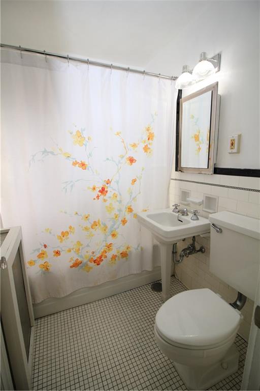 437 Olympia Road Pittsburgh, PA 15211 - Photo 10 of 23 Full bath on second floor.