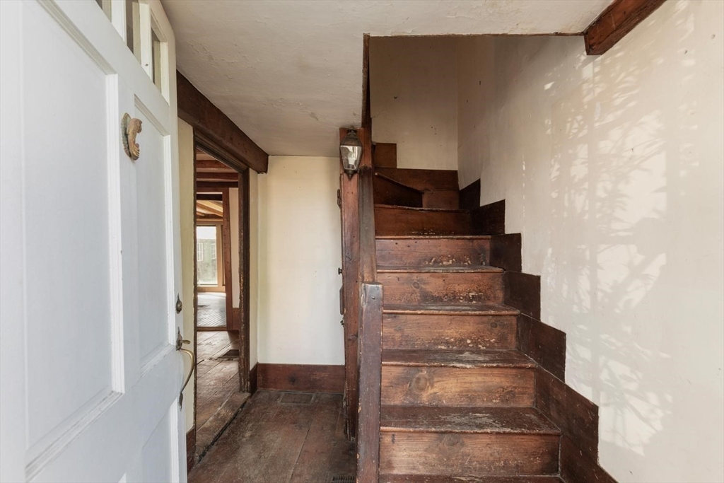 29-31 Circle Street Marblehead, MA 01945 - Photo 3 of 37