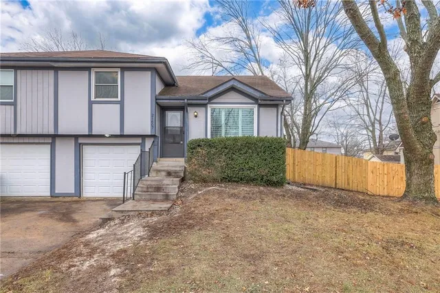 $200,000 | 21607 West 178th Terrace, Olathe, KS 66062