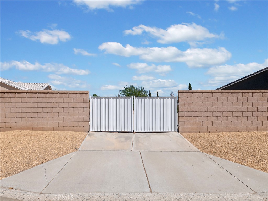 12949 Choco Road Apple Valley, CA 92308 - Photo 33 of 48 a view of a terrace