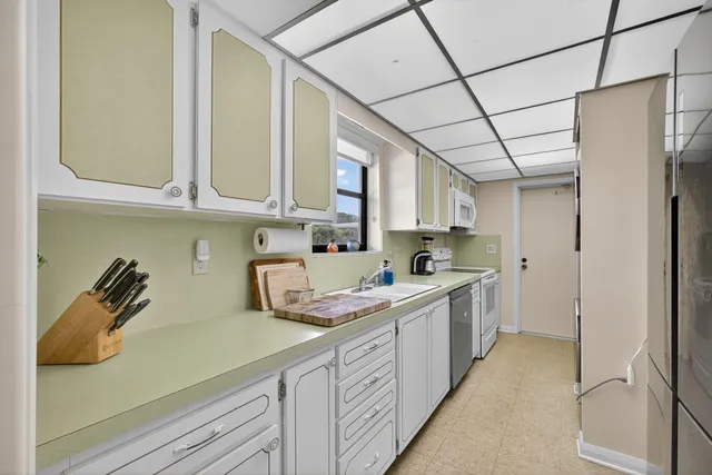 $365,000 | 20 Southeast Turtle Creek Drive, Unit F, Tequesta, FL 33469