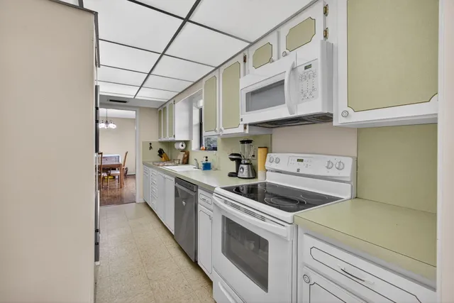 $365,000 | 20 Southeast Turtle Creek Drive, Unit F, Tequesta, FL 33469