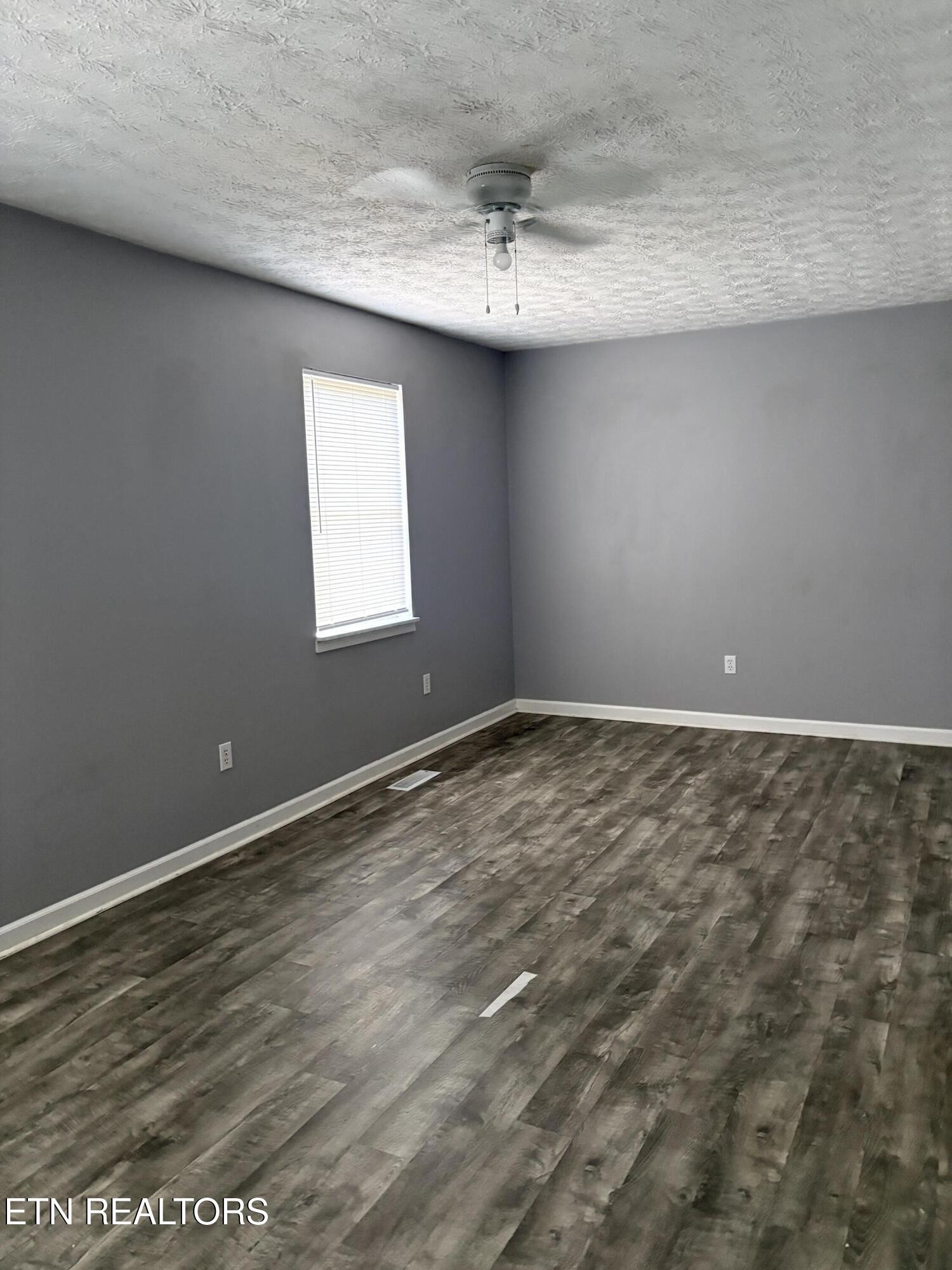 123 Tub Springs Road, Unit 3 Harriman, TN 37748 - Photo 6 of 11 an empty room with a window