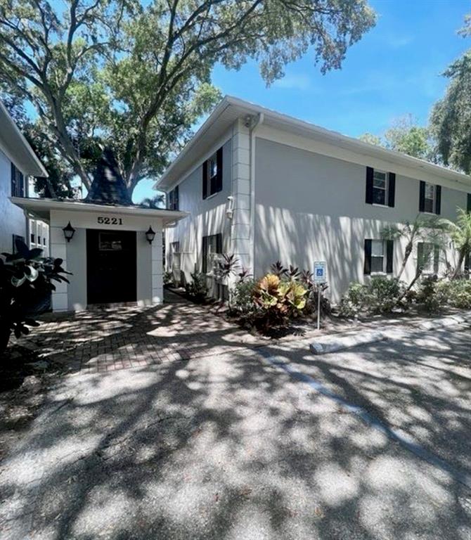 5221 Bayshore Boulevard, Unit 21 Tampa, FL 33611 - Photo 2 of 21 a view of a back yard of the house