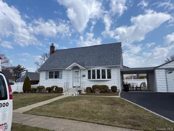 $699,000 | 247 Knollwood Lane, Seaford, NY 11783