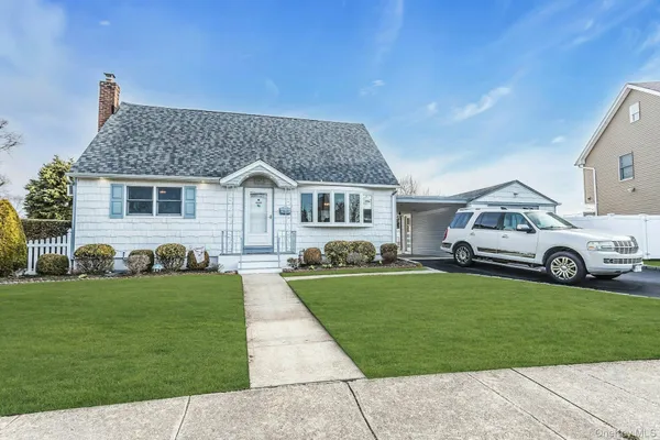 $699,000 | 247 Knollwood Lane, Seaford, NY 11783