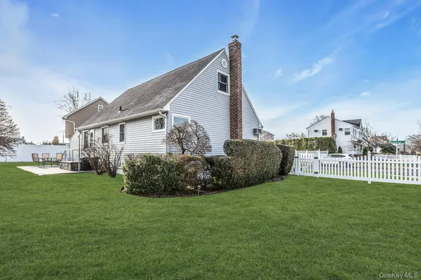 $699,000 | 247 Knollwood Lane, Seaford, NY 11783