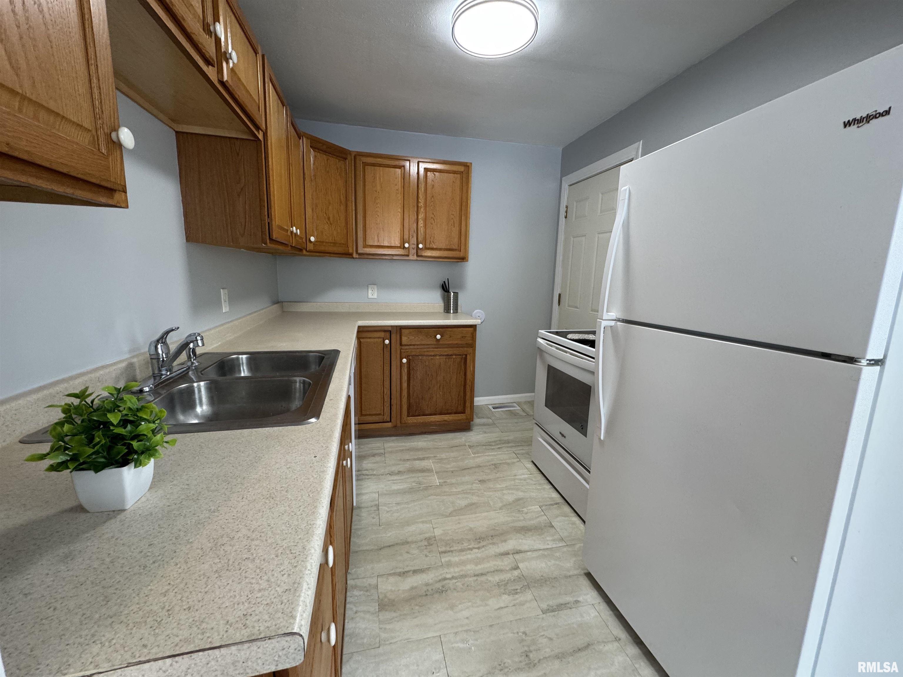 2148 East Reservoir Street Springfield, IL 62702 - Photo 6 of 25