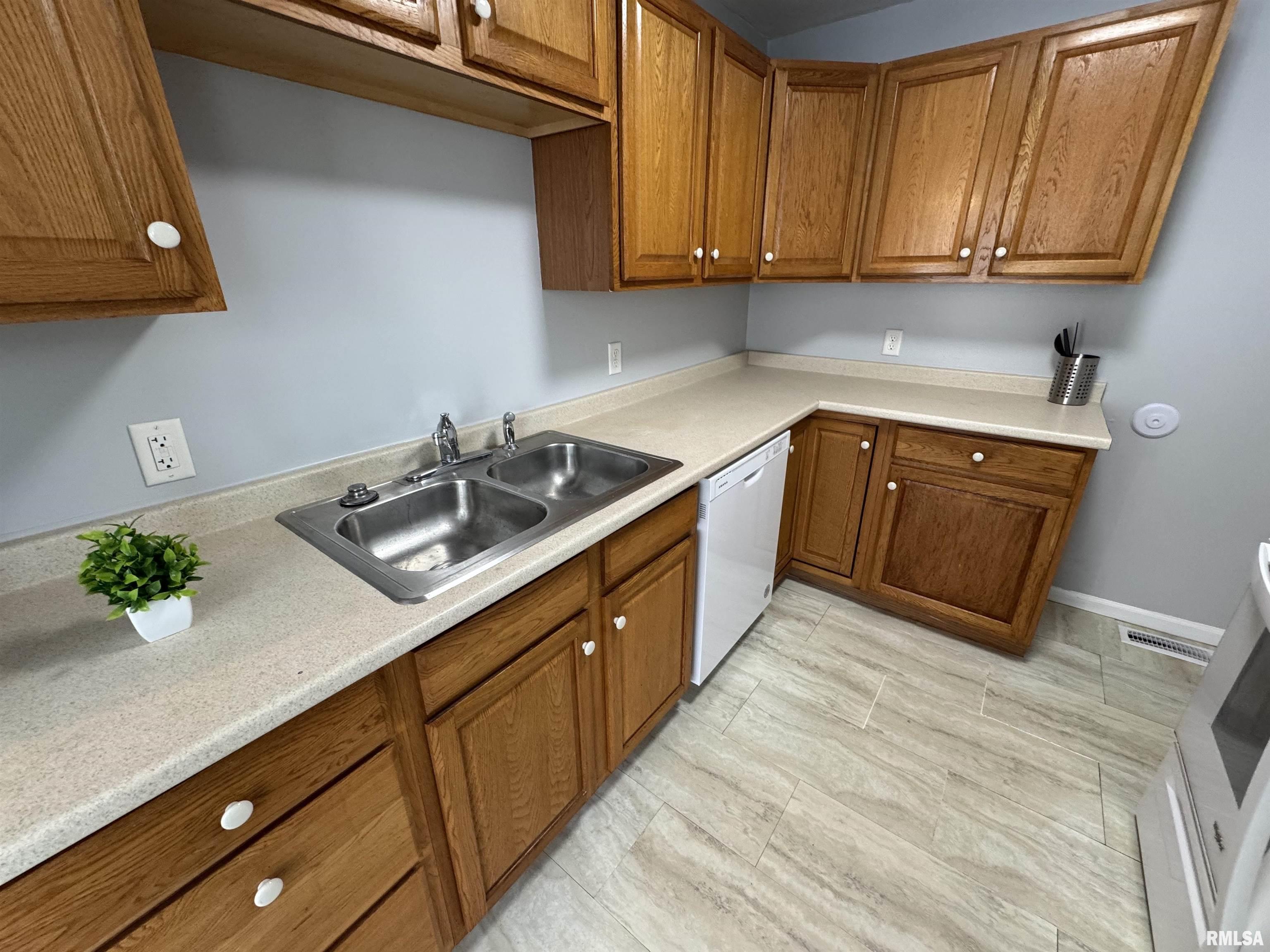 2148 East Reservoir Street Springfield, IL 62702 - Photo 8 of 25