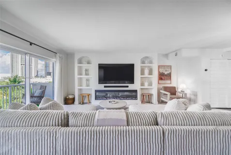 $450,000 | 17800 Atlantic Boulevard, Unit PH14, Sunny Isles Beach, FL 33160