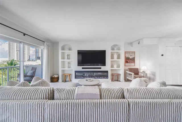 $450,000 | 17800 Atlantic Boulevard, Unit PH14, Sunny Isles Beach, FL 33160