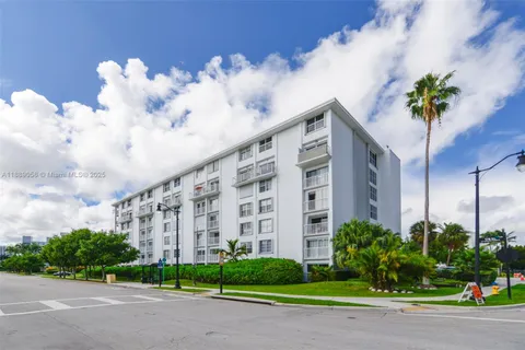 $450,000 | 17800 Atlantic Boulevard, Unit PH14, Sunny Isles Beach, FL 33160