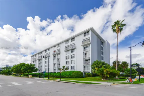 $450,000 | 17800 Atlantic Boulevard, Unit PH14, Sunny Isles Beach, FL 33160