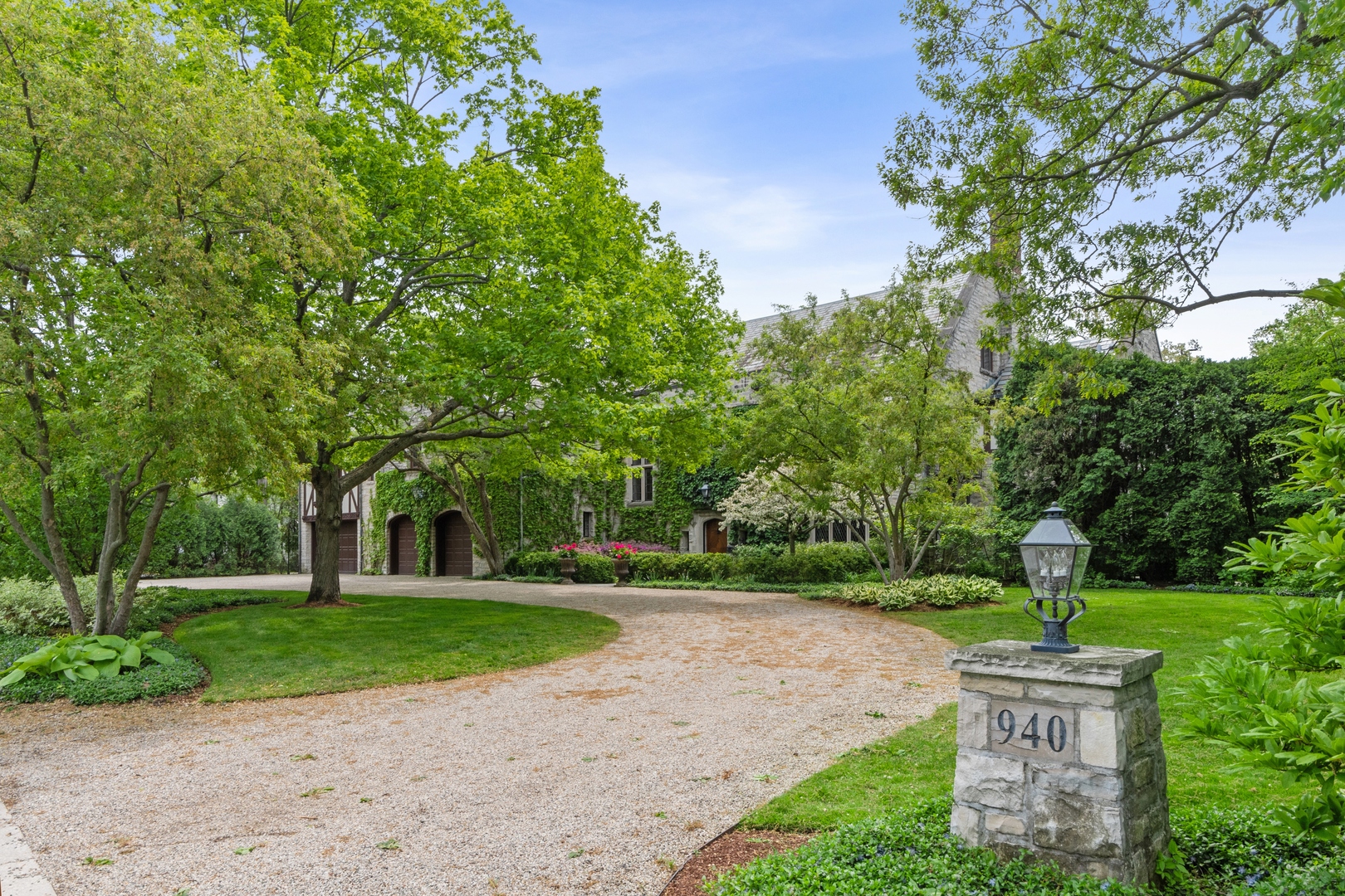 940 Private Road Winnetka, IL 60093 - Photo 13 of 68 a garden view with a seating space