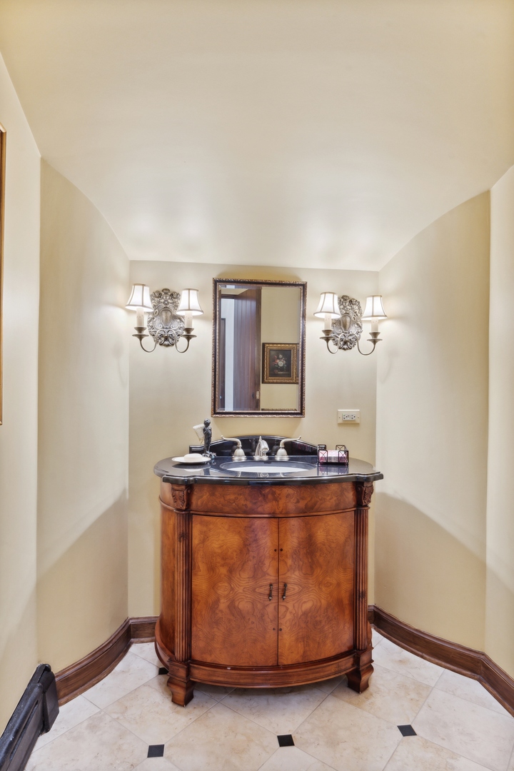 940 Private Road Winnetka, IL 60093 - Photo 32 of 68 a room with a table and chairs